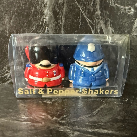 Royal Guard and Policeman Salt and Pepper Shakers - Picture 1 of 16